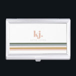 Boîtier Pour Cartes De Visite Monogramme à rayures rétro chic<br><div class="desc">Un design minimaliste monogramme avec de grandes initiales typographiques dans une police classique avec votre nom ci-dessous et des rayures chic rétro couleur arc-en-ciel. Rien n'associe une unicité et un style pour les professionnels comme les titulaires de carte de visite monogrammé. Ces coques magnifiques et personnalisés vous gardent organisés afin...</div>