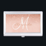 Boîtier Pour Cartes De Visite Monogramme à tendance or très Rose personnalisé<br><div class="desc">Cette conception a été créée par art numérique. Elle peut être personnalisée dans la zone fournie ou customisée en choisissant le clic pour customiser une autre option et en changeant le nom, les initiales ou les mots. Vous pouvez également modifier la couleur et le style du texte ou supprimer le...</div>