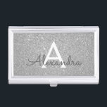 Boîtier Pour Cartes De Visite Monogramme argenté de parties scintillantes et<br><div class="desc">Porte-cartes de carte de visite élégant argenté de monogramme de parties scintillantes et d'étincelle de Faux. Ce porte-cartes de carte de visite peut être customisé pour inclure votre initiale et prénom.</div>