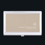 Boîtier Pour Cartes De Visite Monogramme classique beige minimal<br><div class="desc">Design monogramme minimaliste avec médaillon monogramme de bloc classique dans une police classique avec nom et titre personnalisés ci-dessous sur un simple arrière - plan beige. Personnalisez pour votre usage personnalisé.</div>