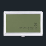 Boîtier Pour Cartes De Visite Monogramme classique minimal d'olive<br><div class="desc">Design monogramme minimaliste avec médaillon monogramme de bloc classique dans une police classique avec nom et titre personnalisés ci-dessous sur un simple arrière - plan vert olive. Personnalisez pour votre usage personnalisé.</div>