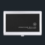 Boîtier Pour Cartes De Visite Monogramme classique noir minimal<br><div class="desc">Design monogramme minimaliste avec médaillon monogramme de bloc classique dans une police classique avec nom et titre personnalisés ci-dessous sur un simple arrière - plan noir. Personnalisez pour votre usage personnalisé.</div>