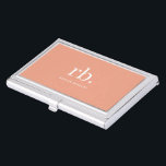Boîtier Pour Cartes De Visite Monogramme Corail Pêche Élégante Feminine Minimali<br><div class="desc">Un design minimaliste monogramme avec de grandes initiales typographiques dans une police classique avec votre nom ci-dessous sur un arrière - plan de pêche au corail féminin. Le cadeau ou accessoire parfaitement personnalisé !</div>