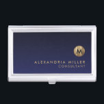Boîtier Pour Cartes De Visite Monogramme d'or brossé de luxe minimal Marine bleu<br><div class="desc">Design monogramme minimaliste avec médaillon monogramme d'or métallique brossé avec nom et titre personnalisés ou texte personnalisé ci-dessous sur un dégradé arrière - plan dans les tons bleu marine. Personnalisez pour votre usage personnalisé.</div>