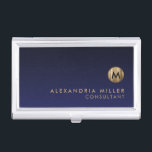 Boîtier Pour Cartes De Visite Monogramme d'or brossé de luxe minimal Marine bleu<br><div class="desc">Design monogramme minimaliste avec médaillon monogramme d'or métallique brossé avec nom et titre personnalisés ou texte personnalisé ci-dessous sur un dégradé arrière - plan dans les tons bleu marine. Personnalisez pour votre usage personnalisé.</div>
