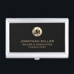 Boîtier Pour Cartes De Visite Monogramme d'or métallique brossé noir moderne<br><div class="desc">Elevez votre look professionnel avec ce coque carte de visite élégant et pratique. Avec un médaillon de monogramme brossé avec votre nom de société et titre en typographie de bloc classique, ce coque est un excellent moyen de garder vos cartes de visite organisés et protégés. L'arrière - plan noir ajoute...</div>