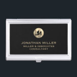 Boîtier Pour Cartes De Visite Monogramme d'or métallique brossé noir moderne<br><div class="desc">Elevez votre look professionnel avec ce coque carte de visite élégant et pratique. Avec un médaillon de monogramme brossé avec votre nom de société et titre en typographie de bloc classique, ce coque est un excellent moyen de garder vos cartes de visite organisés et protégés. L'arrière - plan noir ajoute...</div>