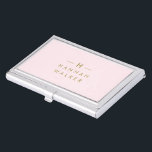 Boîtier Pour Cartes De Visite Monogramme Elegant Minimal Blush rose et or<br><div class="desc">A simple stylish custom monogram design in a gold minimalist typographiy on an elegant pastel blush pink background. The monogram initials and name can easily be personalized along with the feature line to make a design as unique as you are! Le parfait poison de l'accessoire pour un instant.</div>
