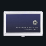 Boîtier Pour Cartes De Visite Monogramme en argent bleu marine de luxe minimal<br><div class="desc">Design monogramme minimaliste avec médaillon monogramme d'argent brossé métallique avec nom et titre personnalisés ou texte personnalisé ci-dessous en typographie de bloc classique sur un arrière - plan dégradé dans les tons bleu marine. Personnalisez pour votre usage personnalisé.</div>