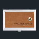 Boîtier Pour Cartes De Visite Monogramme en cuir Brown de luxe<br><div class="desc">Design moderne simple avec médaillon de monogramme en or métallique brossé de luxe avec nom et titre personnalisés ou texte personnalisé ci-dessous en typographie de bloc classique sur un arrière - plan texturé en cuir marron sable. Personnalisez pour votre usage personnalisé.</div>