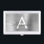 Boîtier Pour Cartes De Visite Monogramme en métal brossé élégant en argent<br><div class="desc">Silver Faux brossé en métal Hair Styliste minimaliste de carte de visite. Pink & Rose Gold Brossé Metal Foil Stylist Business Card Le Titulaire est parfait pour une Styliste de cheveux ou un professionnel de beauté.</div>