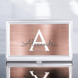 Boîtier Pour Cartes De Visite Monogramme en métal brossé rose rose<br><div class="desc">Rose Bleu - Rose Gold Faux brossé Styliste de cheveux en métal minimaliste Titulaire de carte de visite. Pink & Rose Gold Brossé Metal Foil Stylist Business Card Le Titulaire est parfait pour une Styliste de cheveux ou un professionnel de beauté.</div>