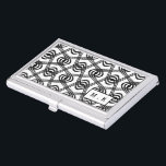 Boîtier Pour Cartes De Visite Monogramme géométrique noir et blanc frais de<br><div class="desc">Porte-cartes de carte de visite modelé géométrique tourbillonnant noir et blanc avec le monogramme moderne.</div>