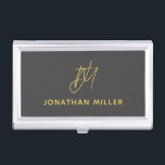 Boîtier Pour Cartes De Visite Monogramme gris moderne<br><div class="desc">Gardez vos cartes de visite organisés et élégants grâce à ce coque carte de visite moderne gris foncé. Le design comprend un monogramme en jaune moutarde, ajoutant une touche personnelle à votre look professionnel. Ce coque est parfait pour porter dans votre sac ou votre mallette, et fait un grand cadeau...</div>