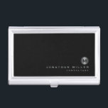 Boîtier Pour Cartes De Visite Monogramme minimal en argent noir<br><div class="desc">Design monogramme minimaliste avec typographie de bloc classique médaillon monogramme métal brossé argent avec nom et titre personnalisés ou texte personnalisé ci-dessous sur un simple arrière - plan noir. Personnalisez pour votre usage personnalisé.</div>