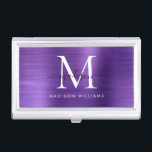 Boîtier Pour Cartes De Visite Monogramme moderne en métal brossé violet foncé<br><div class="desc">Élégant violet foncé brossé monogramme de métal Script de carte de visite</div>