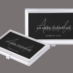 Boîtier Pour Cartes De Visite Monogramme Moderne Personnalisé Avec Nom<br><div class="desc">Faites une puissante déclaration de professionnalisme avec notre Professional Elegant Modern Personnalisé Avec Nom Black Business Card Case. Ce coque de minutieusement travaillé est conçu pour refléter votre style unique tout en dégageant raffinement et charme contemporain. Personnalisé avec votre nom, il ajoute une touche personnalisée qui distingue vos efforts de...</div>