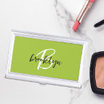 Boîtier Pour Cartes De Visite Monogramme noir blanc vert chaux tendance<br><div class="desc">Ce coque carte de visite moderne branché est doté d'un monogramme et d'un prénom en noir et blanc sur un arrière - plan design vert citron.</div>