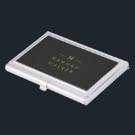 Boîtier Pour Cartes De Visite Monogramme Noir | Élégant minimaliste moderne<br><div class="desc">Un design simple et élégant monogramme personnalisé dans une typographie minimaliste dorée moderne sur un arrière - plan noir off. Les initiales et le nom du monogramme peuvent facilement être personnalisés avec la ligne de fonction pour rendre un design aussi unique que vous êtes! Le cadeau sur mesure parfait ou...</div>