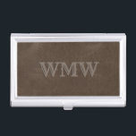 Boîtier Pour Cartes De Visite Monogramme Ouest Brown Faux Cuir<br><div class="desc">Ce coque carte de visite personnalisé possède un monogramme marron clair en police occidentale sur un arrière - plan en faux cuir marron.</div>