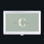 Boîtier Pour Cartes De Visite Monogramme personnalisé simple et nom en page<br><div class="desc">Monogramme et nom personnalisés simples dans le boîtier de carte d'affaires Sage Green</div>