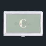 Boîtier Pour Cartes De Visite Monogramme personnalisé simple et nom en page<br><div class="desc">Monogramme et nom personnalisés simples dans le boîtier de carte d'affaires Sage Green</div>