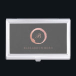 Boîtier Pour Cartes De Visite Monogramme rose de cercle d'or<br><div class="desc">Caisse de carte de visite en or rose et gris-foncé,  avec votre monogramme à l'intérieur d'un cercle de forme annulaire de l'eau.</div>