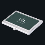 Boîtier Pour Cartes De Visite Monogramme vert foncé élégant minimaliste moderne<br><div class="desc">Un monogramme minimaliste avec de grandes initiales typographiques dans une police classique avec votre nom ci-dessous sur un arrière - plan vert foncé. Le cadeau ou accessoire parfaitement personnalisé !</div>