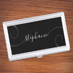 Boîtier Pour Cartes De Visite Noir et blanc Elegant Script Nom Curly<br><div class="desc">Un design élégant de script de style signature avec des queues de boucles supplémentaires. Vous pouvez customiser les couleurs noir et blanc. Customisez la taille de la police ou déplacez-la selon vos besoins pour des noms plus longs ou plus courts. Créez votre propre coque carte de visite pour elle.</div>