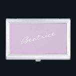 Boîtier Pour Cartes De Visite Nom de script minimaliste simple dans Lavender Lil<br><div class="desc">Ce boîtier de carte de visite personnalisé élégant présente un design minimaliste simple de votre nom dans un magnifique script écrit à la main et portant en blanc sur un arrière - plan lilas violet pastel. Super idée cadeau !</div>