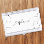 Boîtier Pour Cartes De Visite Nom du curseur de script élégant blanc et noir<br><div class="desc">Un design élégant de script de style signature avec des queues de boucles supplémentaires. Vous pouvez customiser les couleurs de police blanc arrière - plan et noir. Customisez la taille de la police ou déplacez-la selon vos besoins pour des noms plus longs ou plus courts. Créez votre propre coque carte...</div>