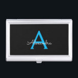 Boîtier Pour Cartes De Visite Nom du monogramme de la fille en noir bleu<br><div class="desc">Noir et Bleu Simple Script Monogramme Nom Titulaire de carte de visite. Cela rend le cadeau parfait pour 16 ans,  mariage,  douche nuptiale,  anniversaire,  baby shower ou bachelorette pour quelqu'un qui aime le luxe glam et les styles chic.</div>