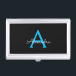 Boîtier Pour Cartes De Visite Nom du monogramme de la fille en noir bleu<br><div class="desc">Noir et Bleu Simple Script Monogramme Nom Titulaire de carte de visite. Cela rend le cadeau parfait pour 16 ans,  mariage,  douche nuptiale,  anniversaire,  baby shower ou bachelorette pour quelqu'un qui aime le luxe glam et les styles chic.</div>