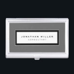 Boîtier Pour Cartes De Visite Nom et titre du cadre gris et noir professionnel<br><div class="desc">Le porte-carte de visite professionnel présente un design épuré et minimaliste dans une palette de couleurs gris, noir et blanc. Nom et titre personnalisés présentés sur un simple arrière - plan blanc, encadrés dans une bordure élégante sur un arrière - plan gris. Présenté avec un nom et un titre personnalisés...</div>