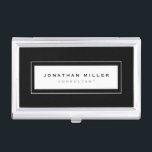 Boîtier Pour Cartes De Visite Nom et titre du cadre noir et blanc professionnel<br><div class="desc">Le porte-carte de visite professionnel présente un design épuré et minimaliste dans une palette de couleurs noir et blanc. Nom et titre personnalisés présentés sur un simple arrière - plan blanc, encadrés dans une bordure élégante sur un arrière - plan noir. Présenté avec un nom et un titre personnalisés en...</div>