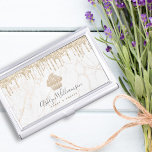 Boîtier Pour Cartes De Visite Parties scintillant Gold Cupcake Drivers Boulanger<br><div class="desc">Voici une façon merveilleuse et branchée de montrer votre marque. Présentez-vous le mieux à vos clients, avec ce support carte de visite personnalisé élégant, sophistiqué, simple et moderne. Un cupcake doré au champagne brillant, des gouttes de parties scintillant et une typographie manuscrite recouvrent un arrière - plan veiné doré en...</div>