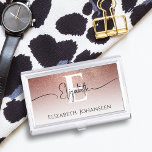 Boîtier Pour Cartes De Visite Parties scintillant or Rose fille Élégant blanc Mo<br><div class="desc">Radiez Elegance partout avec notre Parties scintillant d'or Rose fille Monogramme de carte de visite! Faites une impression durable avec sophistication. Notre coque carte de visite offre une transition captivante de la parties scintillant rose en or au blanc immaculé, fournissant la toile parfaite pour un monogramme blanc personnalisé et un...</div>