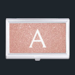 Boîtier Pour Cartes De Visite Parties scintillant rose Rose or et Monogramme éti<br><div class="desc">Pink Rose Gold Faux Parties scintillant et Sparkle Elegant Monogram Titulaire de carte d'affaires pour professionnels de la beauté tels que soins de la peau, micro-blading, Eyelash Extensions, cheveux ou maquillage Beauty Salon Manager ou Employé. Ce détenteur de carte de visite peut être customisé pour inclure votre nom initial et...</div>