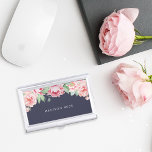 Boîtier Pour Cartes De Visite Peony rose blanc antique<br><div class="desc">Elégante et féminine coque de carte de visite dans le bleu chic de minuit présente un auvent de fleurs de pivoine rose vif fleurissant du haut. Personnalisez avec votre nom,  monogramme ou nom d'entreprise en lettres blanches modernes.</div>