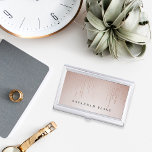 Boîtier Pour Cartes De Visite Pluie | Personnalisé<br><div class="desc">Le porte-carte de visite élégant présente votre nom et/ou votre nom d'entreprise en lettrage noir classique sur un arrière - plan rose pâle et sombre orné de fils de fils de ficelle rose doré.</div>