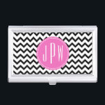 Boîtier Pour Cartes De Visite Porte-cartes de carte de visite rose noir de<br><div class="desc">Un porte-cartes de carte de visite qui peut être customisé par vous avec votre monogramme à l'intérieur de cercle rose.  L'arrière - plan est chevron noir et blanc.</div>