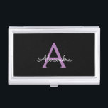 Boîtier Pour Cartes De Visite Purple Black Script Girl Nom du monogramme<br><div class="desc">Noir et violet Simple Script Monogramme Nom Titulaire de carte de visite. Cela rend le cadeau parfait pour 16 ans,  mariage,  douche nuptiale,  anniversaire,  baby shower ou bachelorette pour quelqu'un qui aime le luxe glam et les styles chic.</div>