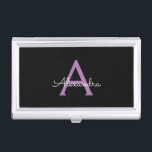 Boîtier Pour Cartes De Visite Purple Black Script Girl Nom du monogramme<br><div class="desc">Noir et violet Simple Script Monogramme Nom Titulaire de carte de visite. Cela rend le cadeau parfait pour 16 ans,  mariage,  douche nuptiale,  anniversaire,  baby shower ou bachelorette pour quelqu'un qui aime le luxe glam et les styles chic.</div>