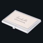 Boîtier Pour Cartes De Visite Rose clair monogramme | Minimaliste moderne Femini<br><div class="desc">Un design simple et élégant monogramme personnalisé avec une typographie manuscrite minimaliste moderne associée à une typographie en bloc en noir sur un élégant arrière - plan rose pastel. Le nom monogramme peut être facilement personnalisé pour rendre un design aussi unique que vous êtes! Le cadeau ou accessoire parfaitement personnel...</div>
