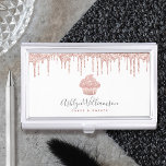 Boîtier Pour Cartes De Visite Rose Gold Cupcake Parties scintillant Drives Baker<br><div class="desc">Voici une façon merveilleuse et branchée de montrer votre marque. Présentez-vous le mieux à vos clients, avec ce support carte de visite personnalisé élégant, sophistiqué, simple et moderne. Un cupcake en or brillant et rose, des gouttes de parties scintillant et une typographie manuscrite en écriture gris souple superposent un arrière...</div>