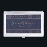 Boîtier Pour Cartes De Visite Rose moderne Gold Foil Marine Bleu géométrique<br><div class="desc">Boîtier de carte de visite minimaliste Rose Gold Foil Navy Blue Hexagon avec un élégant motif hexagone rose en cuivre sur un élégant bleu marine. Facile à customiser avec du texte, des polices et des couleurs. Créé par le designer pro Zazzle BK Thompson © exclusivement pour Cedar et String; veuillez...</div>