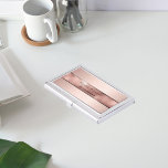 Boîtier Pour Cartes De Visite Rose or métal élégant affaires moderne<br><div class="desc">Un porte-carte de visite élégant, simple, minimaliste et moderne. Un arrière - plan à l'or rose et à l'aspect métallique rose avec une bande d'or rose. Personnalisez et ajoutez votre nom et votre texte/titre à l'avant. Lettres noires. Le nom est écrit avec un script de style à la main moderne...</div>