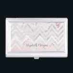 Boîtier Pour Cartes De Visite Rose or parties scintillant chevron marbre rose<br><div class="desc">Arrière - plan pour monogramme élégant sur le fond avec chevron or rose parties scintillant au milieu et marbre rose sur le dessus. Élément élégant et chic qui peut être customisé très facilement avec un changement de police ou de couleur, ou vous pouvez simplement choisir d'écrire votre nom et de...</div>