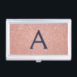 Boîtier Pour Cartes De Visite Rose Rose Rose Gold Marine Parties scintillant ble<br><div class="desc">Blush Rose Gold et Navy Blue Faux Parties scintillant et Élégant détenteur de carte de visite Monogram. Ce détenteur de carte de visite peut être customisé pour inclure votre nom initial et prénom.</div>
