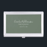 Boîtier Pour Cartes De Visite Sage vert minimaliste personnalisé élégant Script<br><div class="desc">Gardez vos cartes organisées en style avec cet élégant coque carte de visite doté d'un arrière - plan vert sage et d'une typographie de script minimaliste. Conçu pour les photographes, les créatifs ou les propriétaires de petites entreprises, ce coque élégant ajoute une touche polie aux réunions de clients et aux...</div>